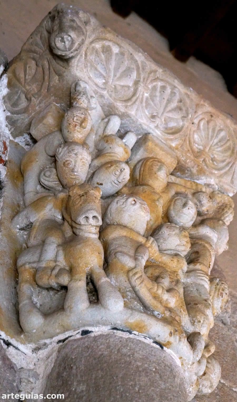 El mismo capitel desde otro &aacute;ngulo