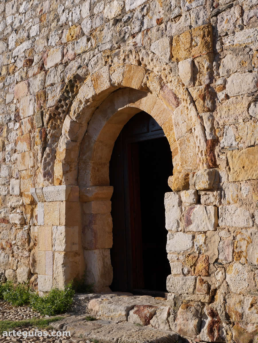 Puerta de ingreso en el muro meridional