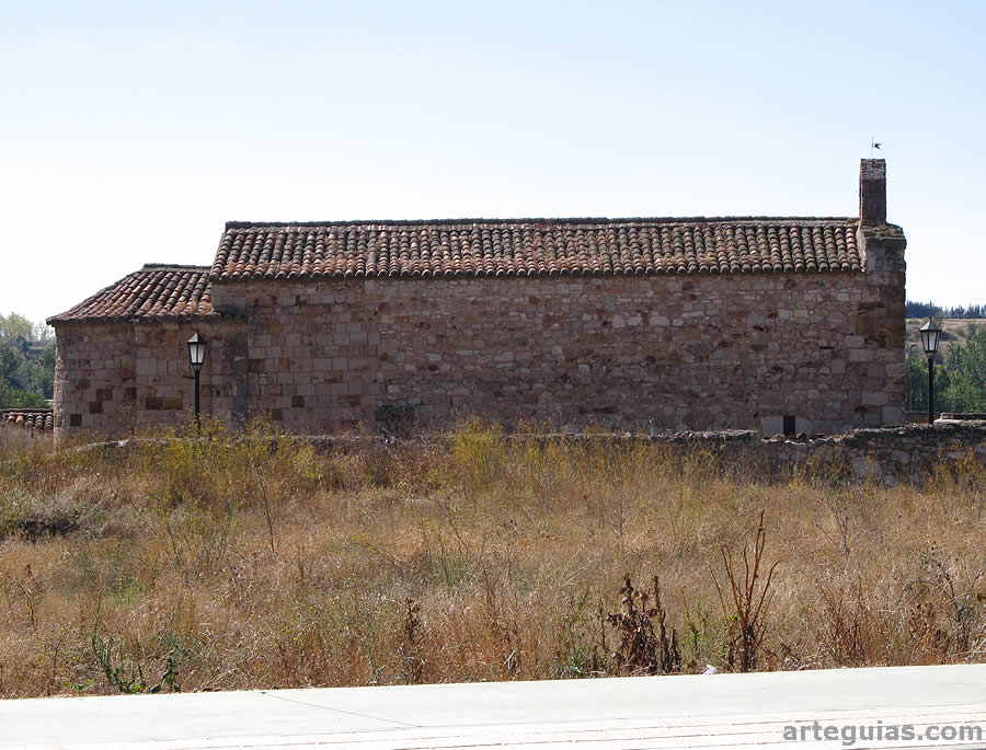 Iglesia de Santiago de los Caballeros, Zamora vista desde el norte, en plano campo