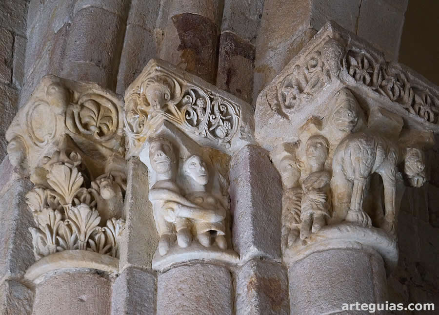 Iglesia de Santiago de los Caballeros: capiteles del arco triunfal