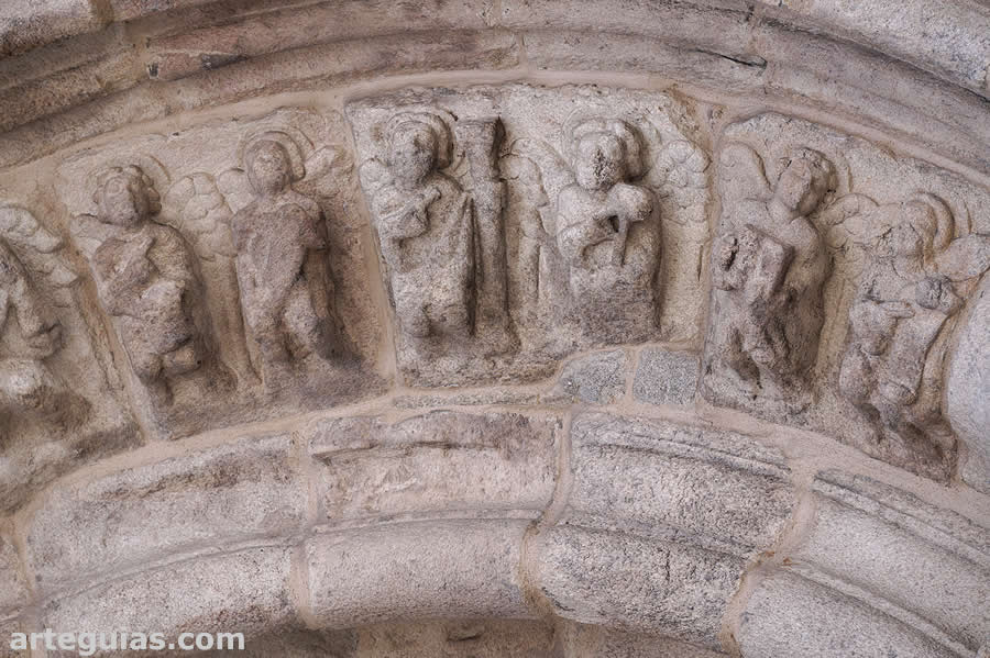 Arquivolta con &aacute;ngeles con los instrumentos de la Pasi&oacute;n