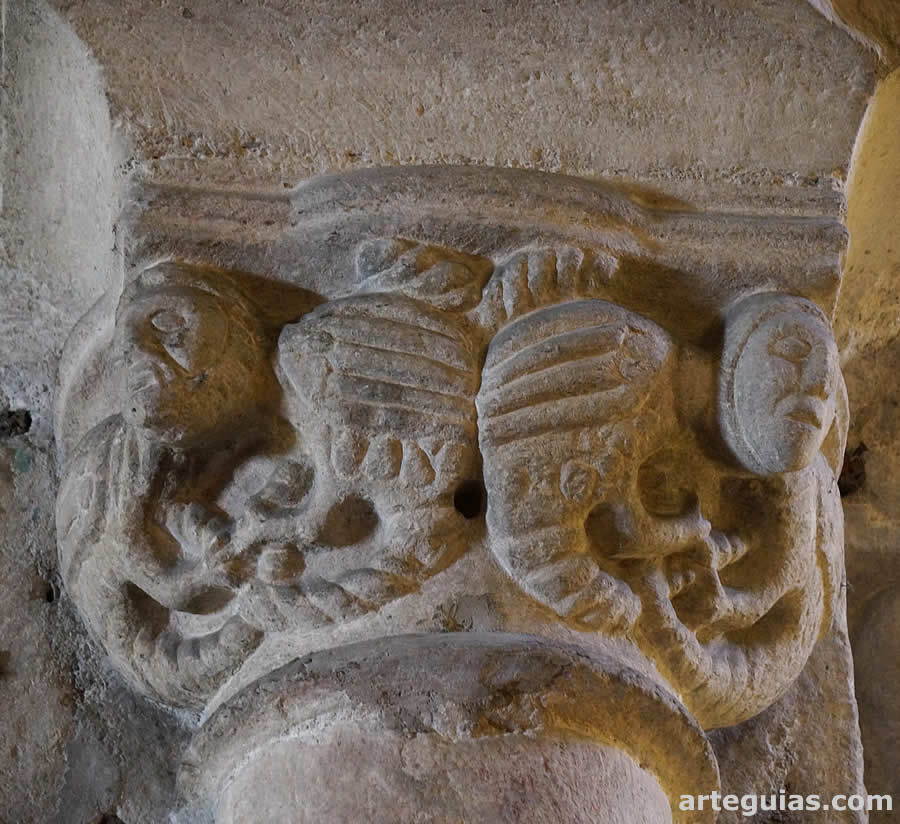 Capitel interior con arp&iacute;as