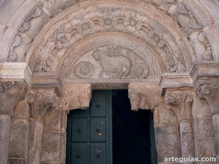 T&iacute;mpano, mochetas y columnas de la puerta septentrional