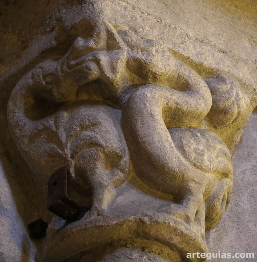 En el interior de la iglesia de Santiago hay capiteles con animales