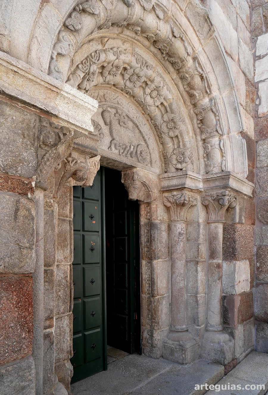 Iglesia coru&ntilde;esa de Santiago: portada norte