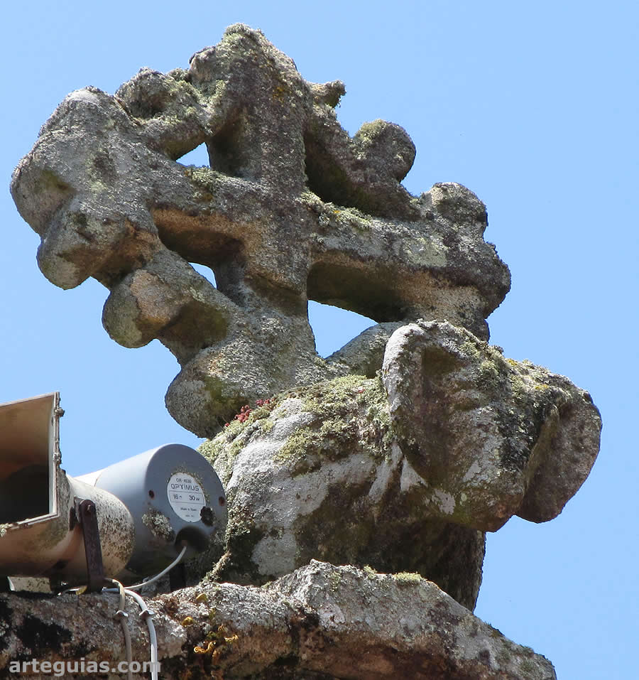 Antefija con cruz y carnero de la nave
