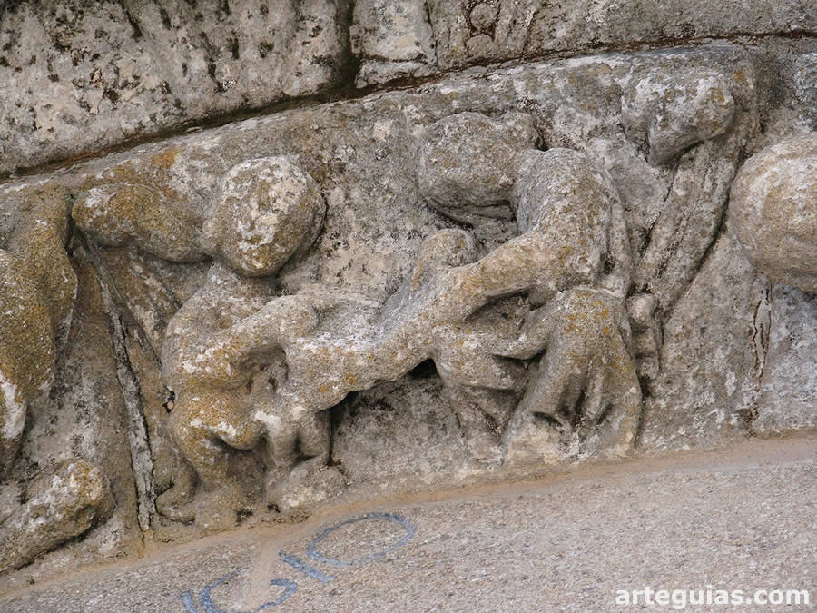 Detalle figurativo de una de las arquivoltas de la portada oeste