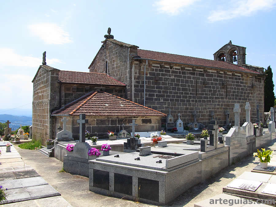 Vista septentrional de la iglesia de Santiago de Gustei
