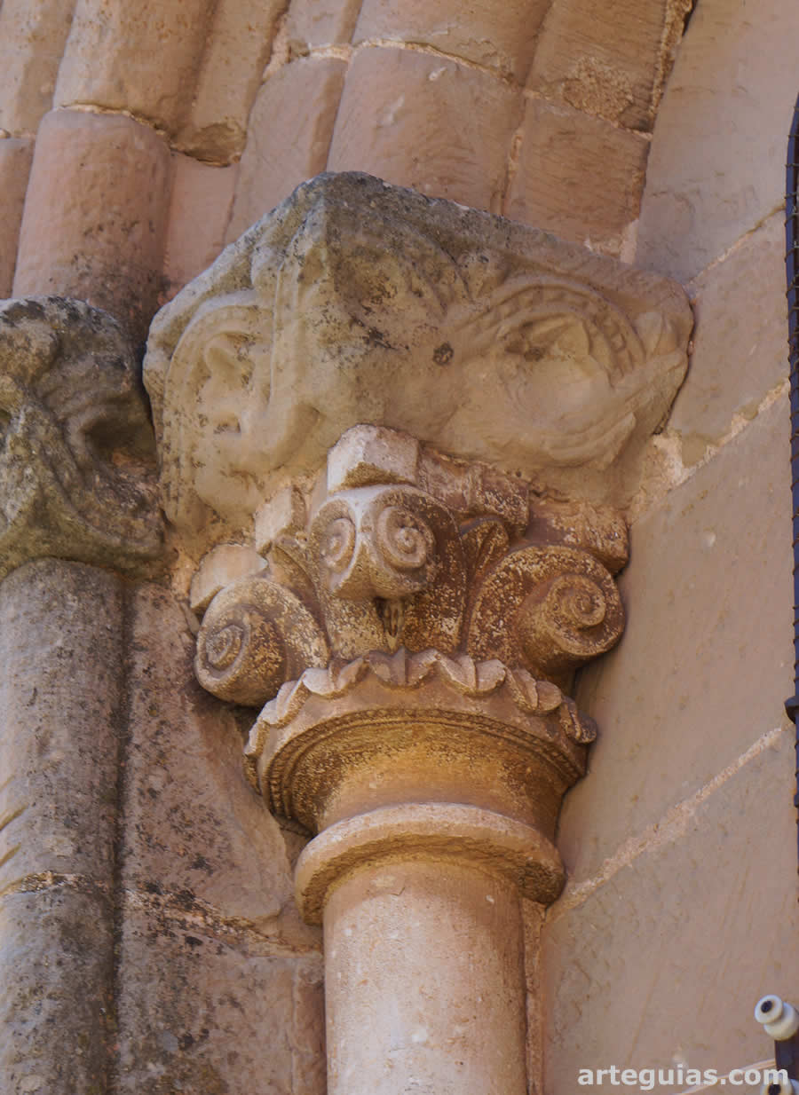 Capitel singular en uno de los ventanales del &aacute;bside