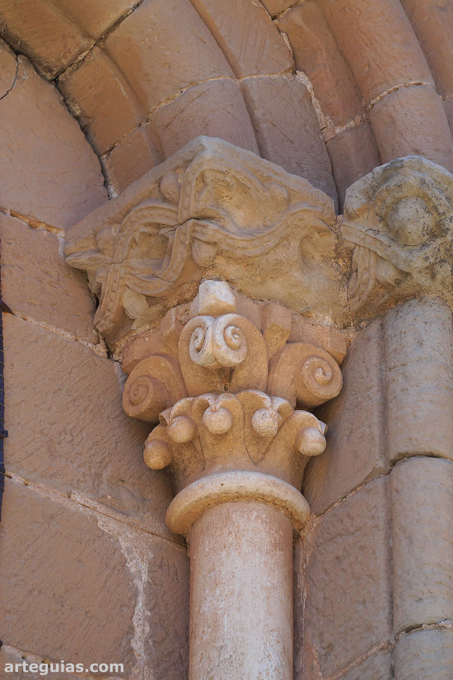 Capitel de hojas y volutas