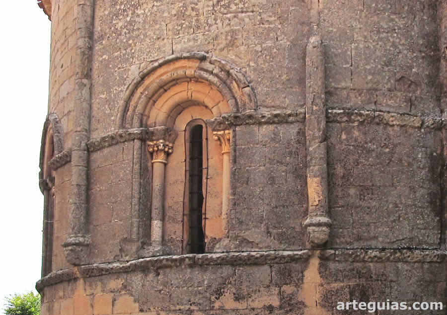 Ventanales, columnas entregas, cenefas y m&eacute;nsulas con cabeza animales