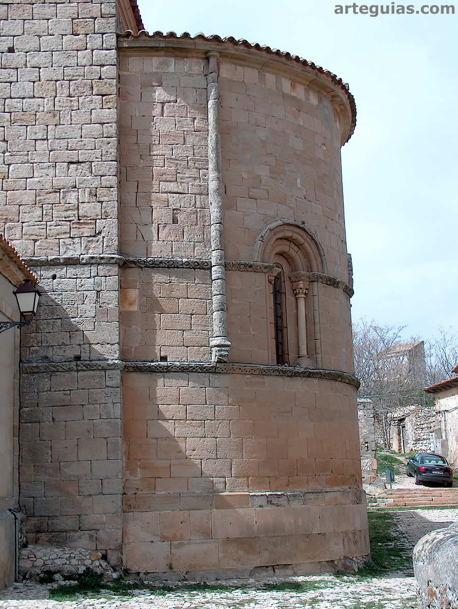 El &aacute;bside es el unico elemento rom&aacute;nico de la iglesia de la Trinidad