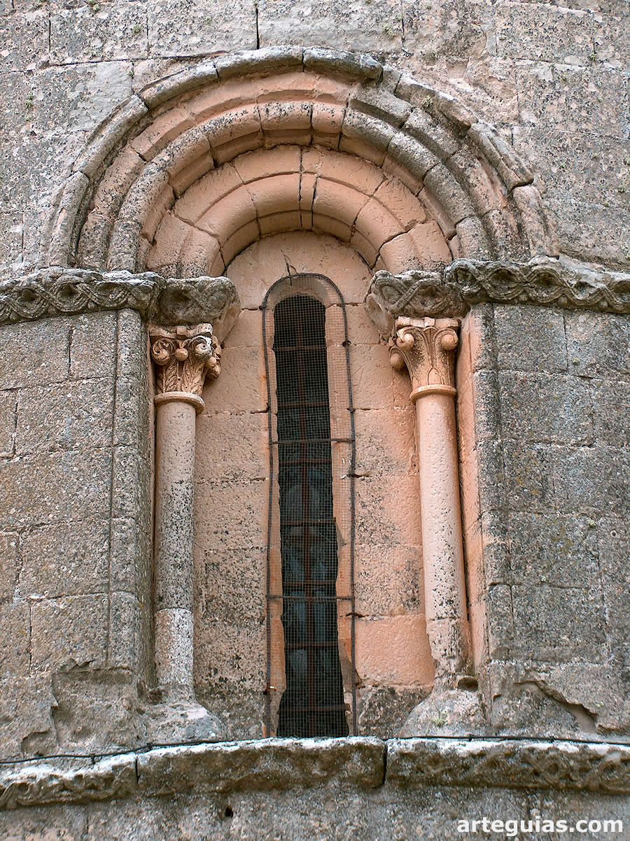 Ventanal del &aacute;bside. Iglesia atencina de la Trinidad