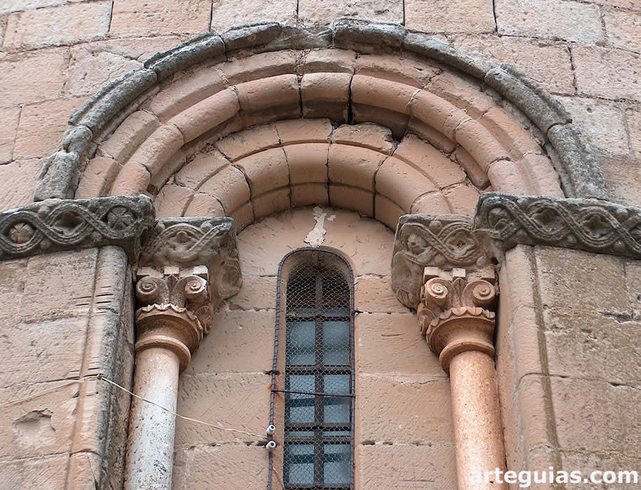 Ventanal rom&aacute;nico del &aacute;bside