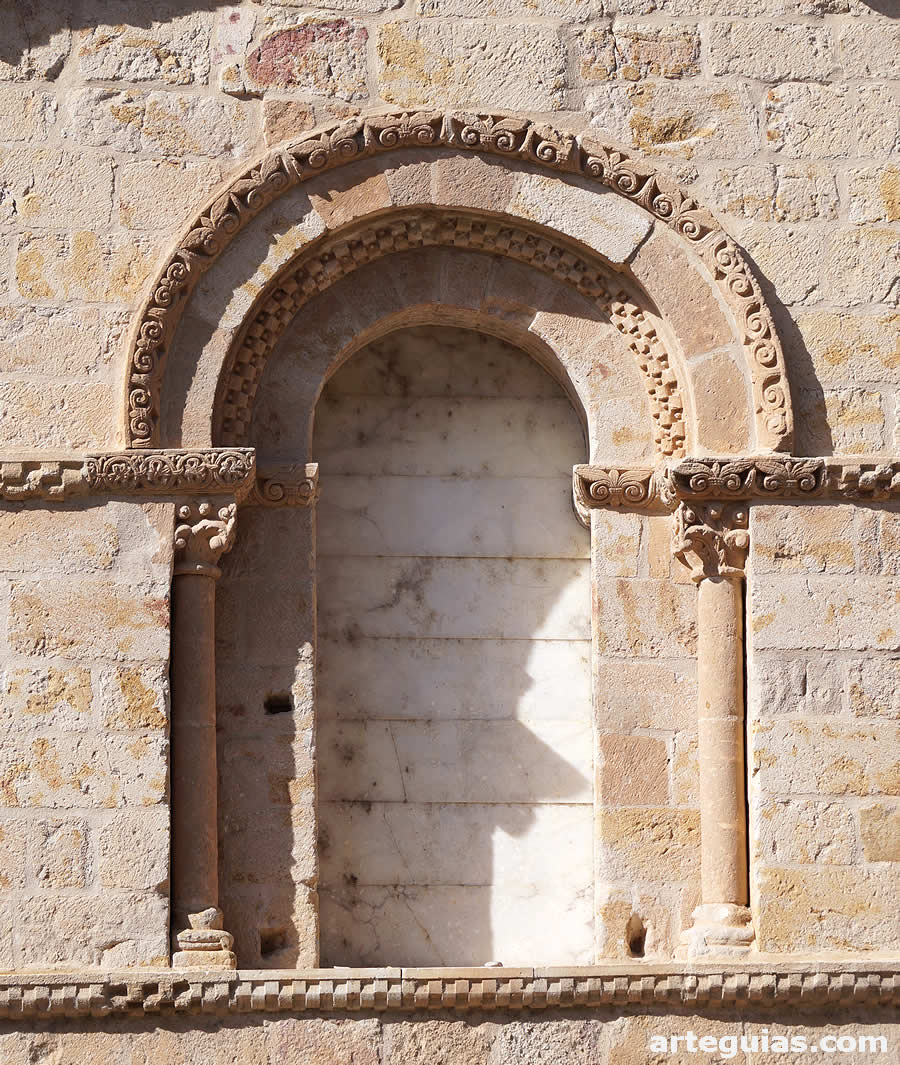 Ventanal del muro del &aacute;bside central