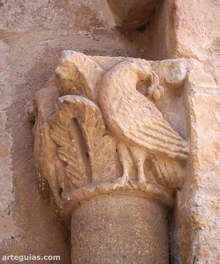 Capitel con aves en el &aacute;bside septentrional