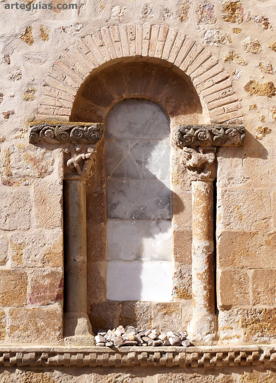 Ventanal del &aacute;bside meridional, parcialmente reconstruido