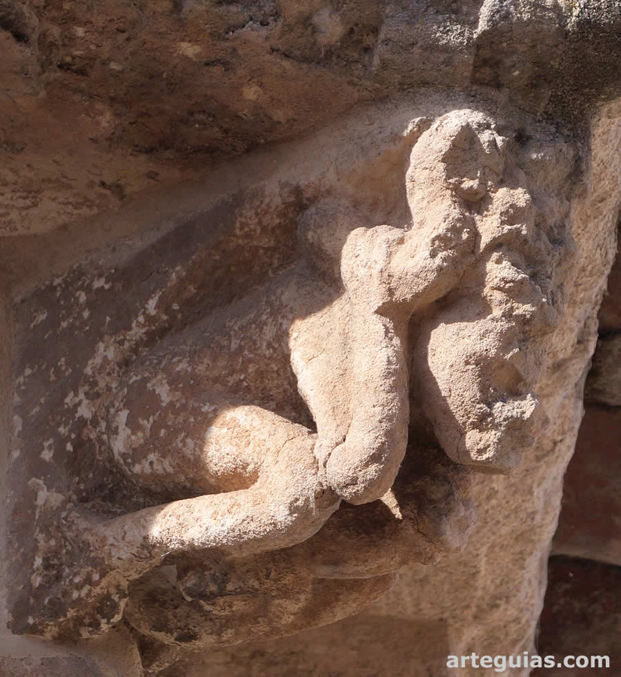 Canecillo de un hombre atacado por una serpiente