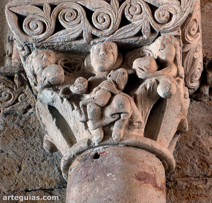 Capitel rom&aacute;nico en el &aacute;bside norte