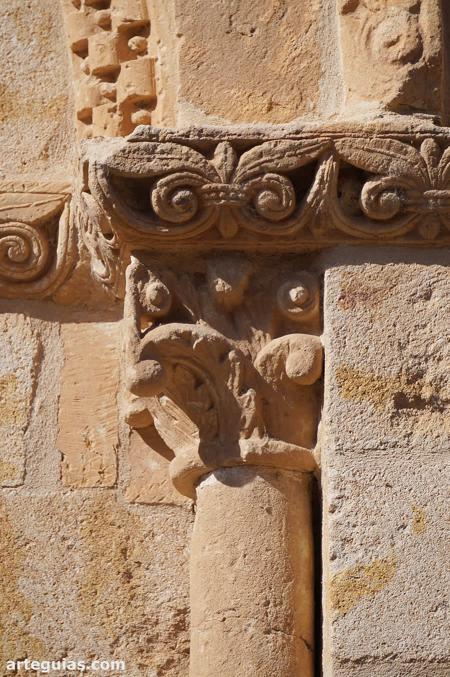 Columna del ventanal del &aacute;bside principal de la iglesia de Santo Tom&eacute;