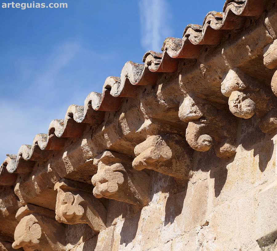 Conjunto de canecillos. Muchos son geom&eacute;tricos