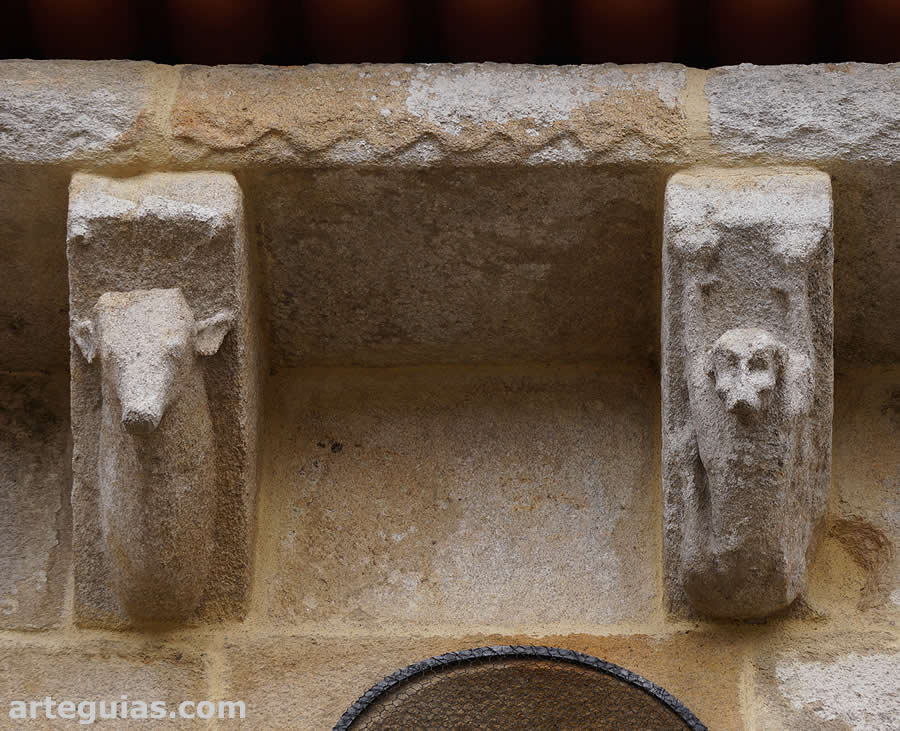 Dos canecillos de la cabecera