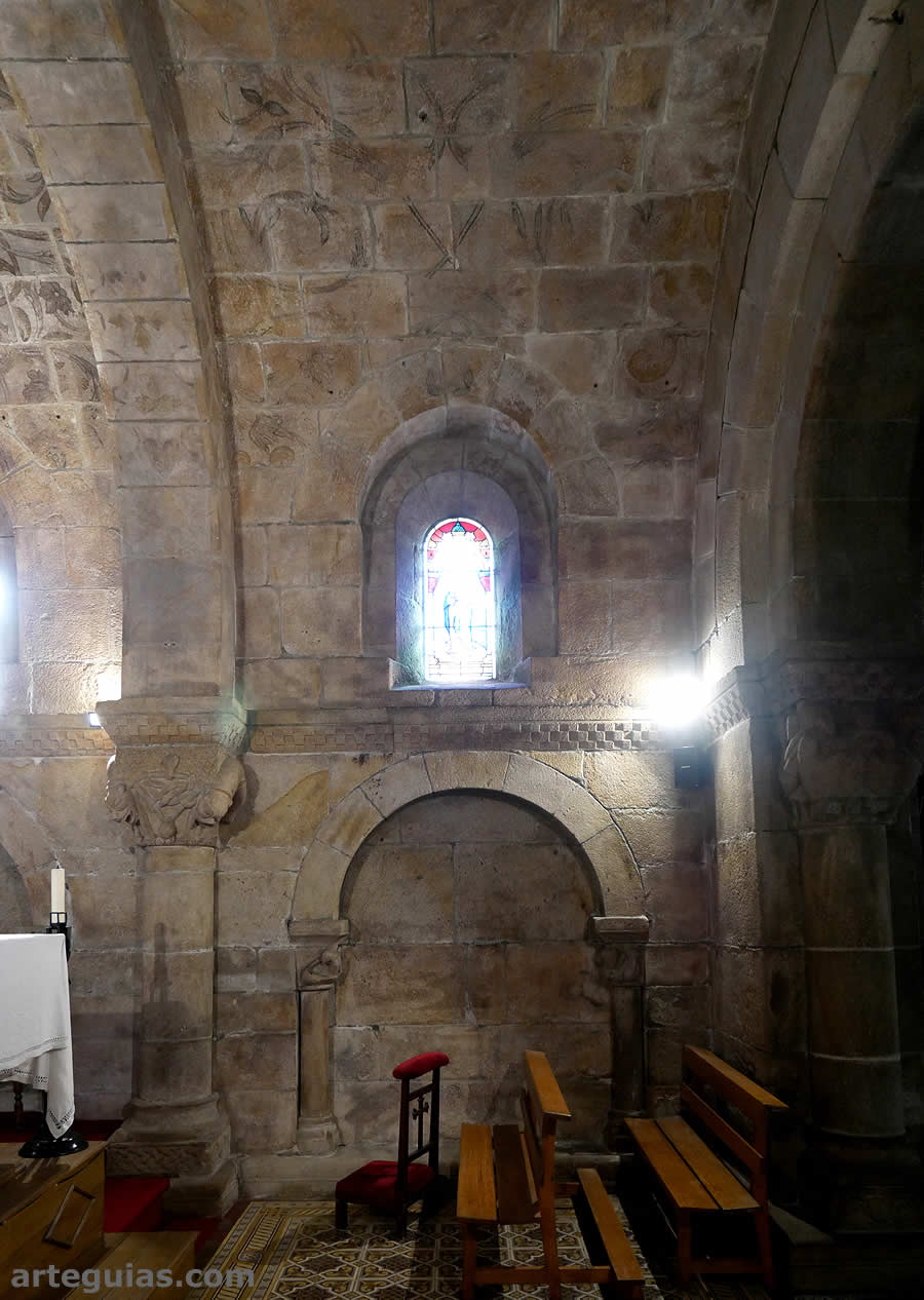 Muro lateral y b&oacute;veda de medio ca&ntilde;&oacute;n de la cabecera