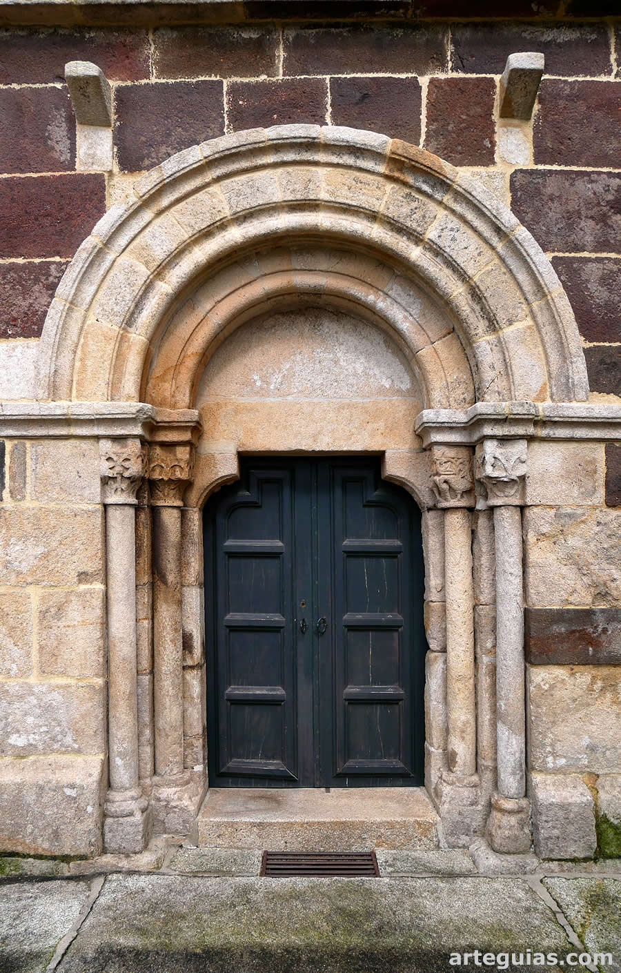 Puerta sur de la iglesia de S&atilde;o Crist&oacute;v&atilde;o de Rio Mau