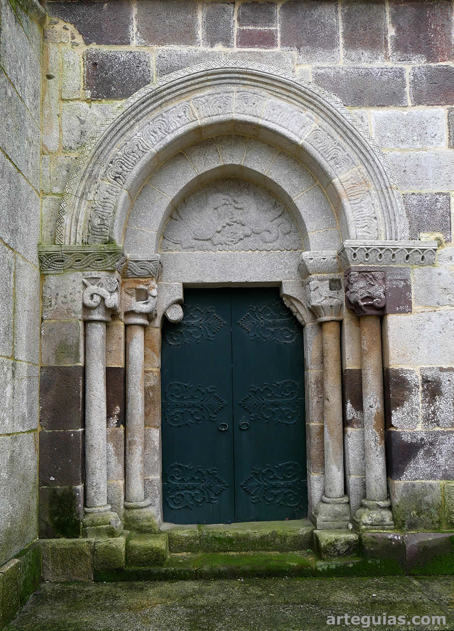 Iglesia de S&atilde;o Crist&oacute;v&atilde;o de Rio Mau, Portugal : puerta norte