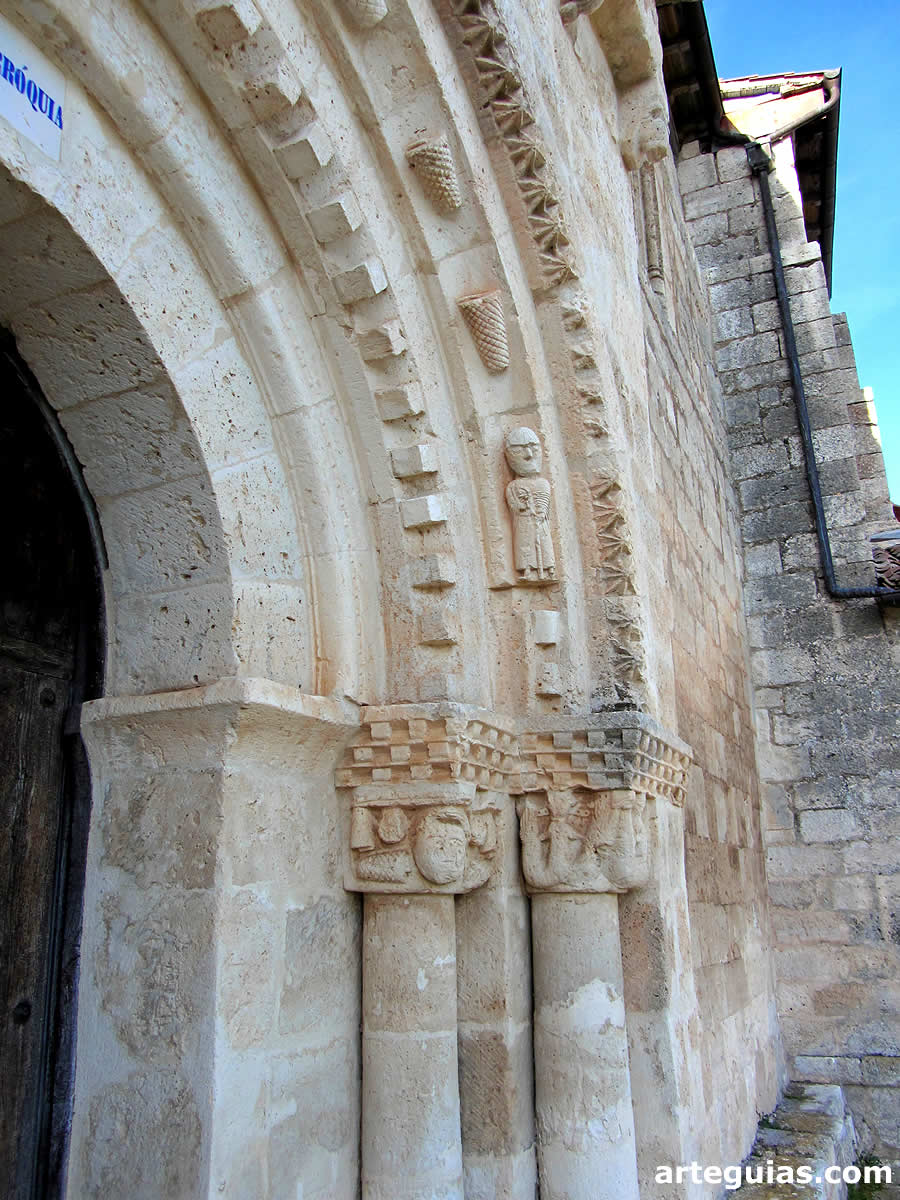 Arquivoltas y columnas de la puerta de la iglesia