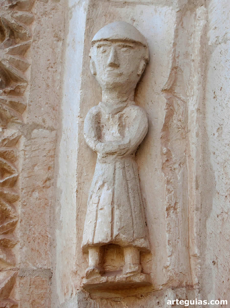 Figura antropomorfa en una de las arquivoltas