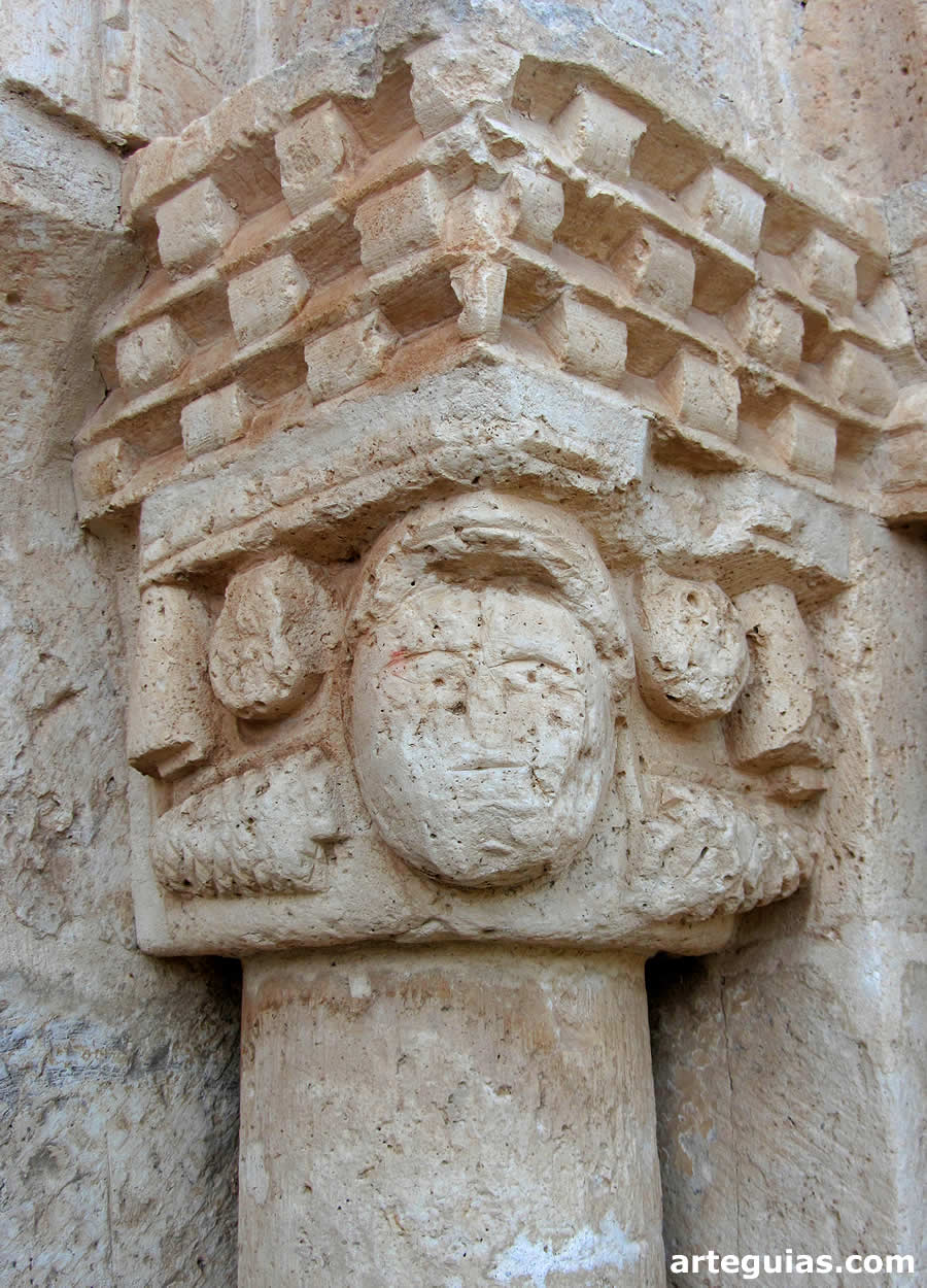 Iglesia de Susinos del P&aacute;ramo: capitel de la puerta rom&aacute;nica