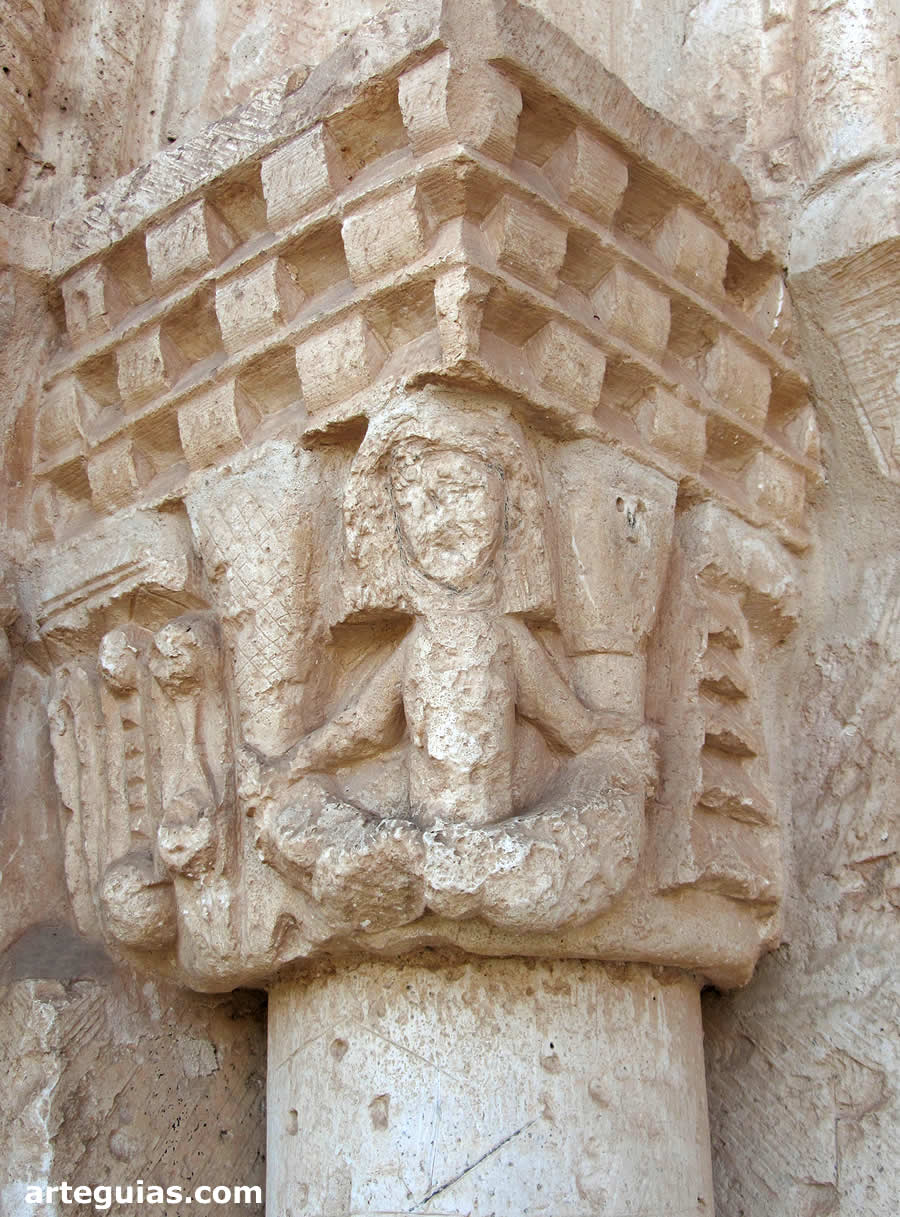 Capitel con sirenas-ave