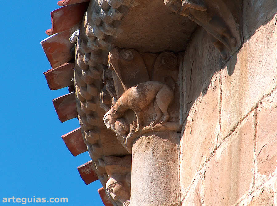Capitel de una de las dos columnas del &aacute;bside