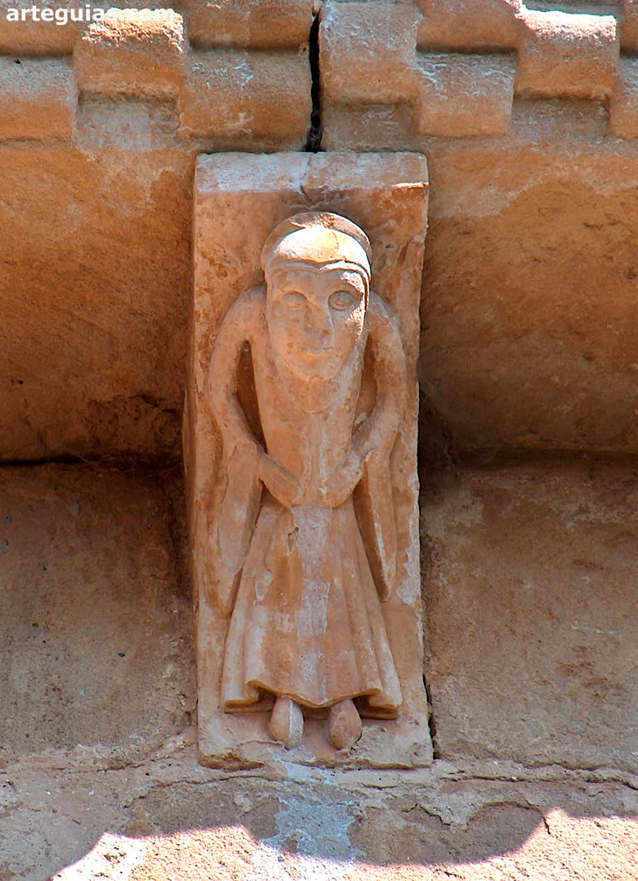 Canecilla de una bailarina en la iglesia de Tabliega