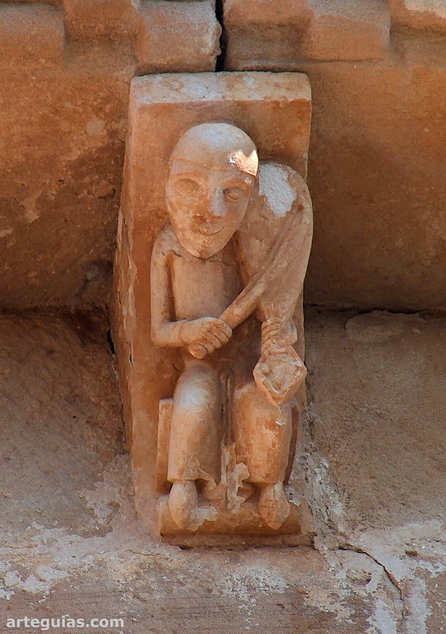 Canecillo con un m&uacute;sico