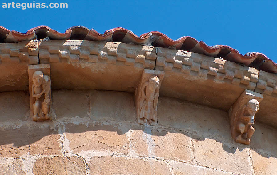 Algunos de los canecillos de la cabecera