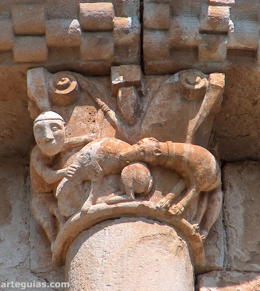 Capitel de la iglesia de Tabliega con un lance cineg&eacute;tico