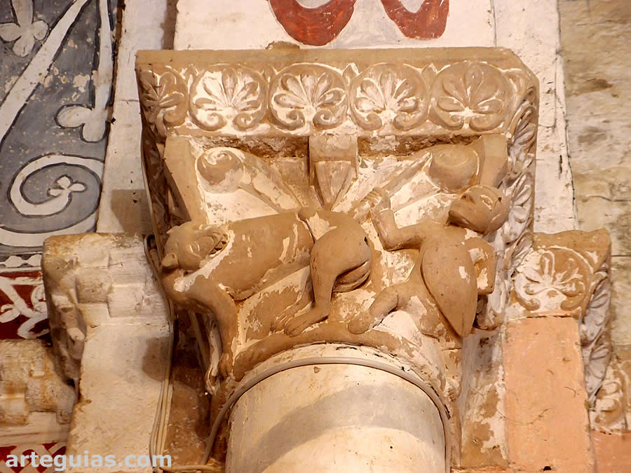 Soldado alanceando a un le&oacute;n