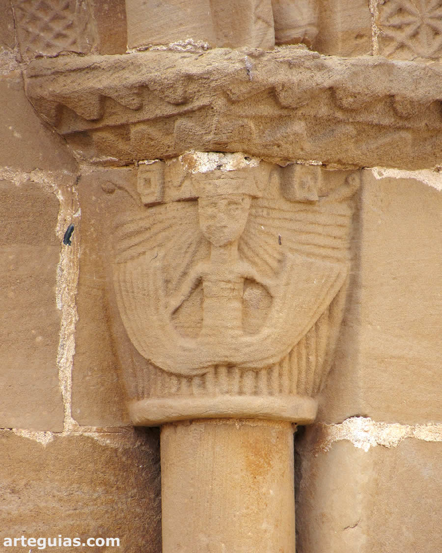 Capitel con una esquem&aacute;tica nereida