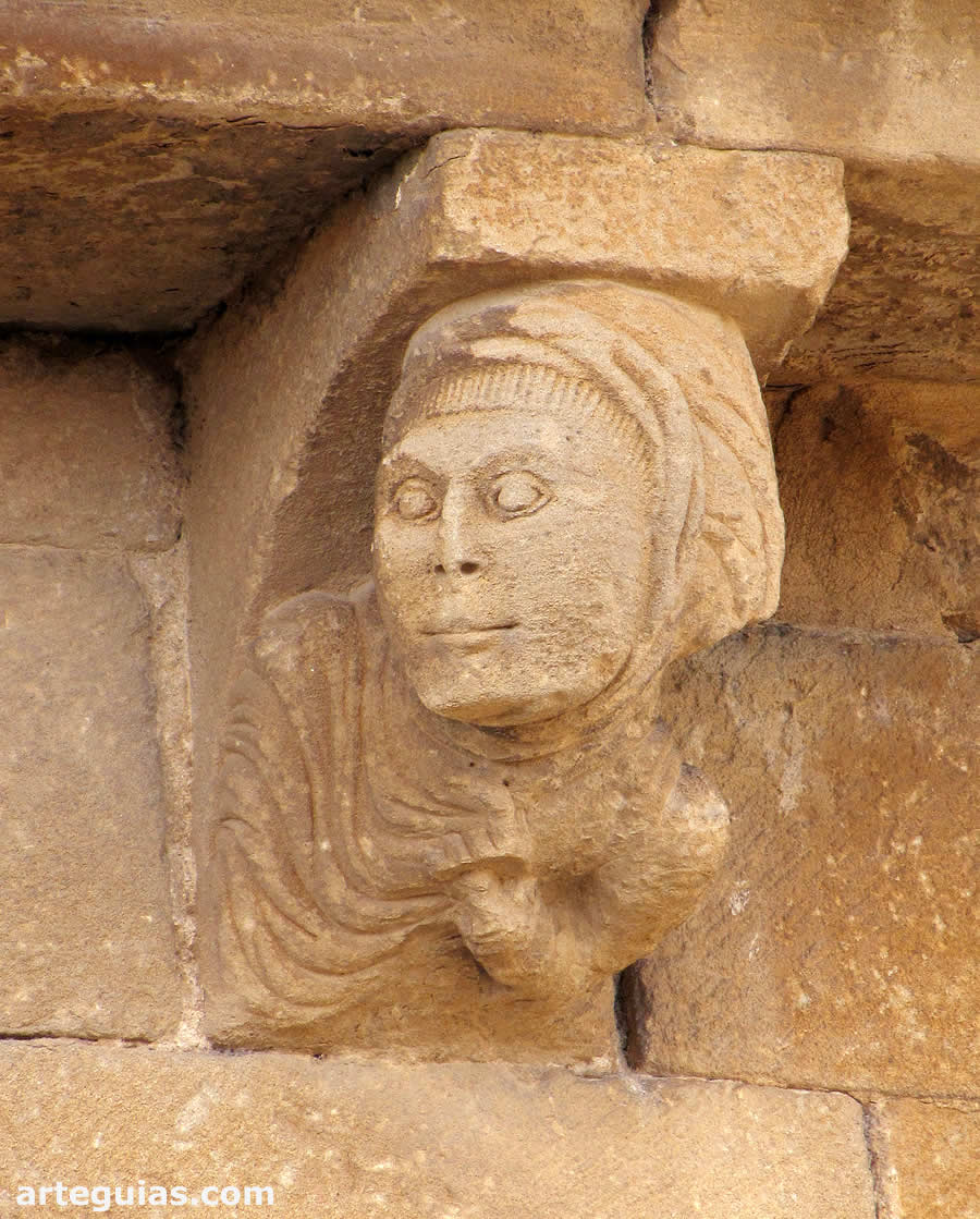 Una mujer esculpida en un canecillo