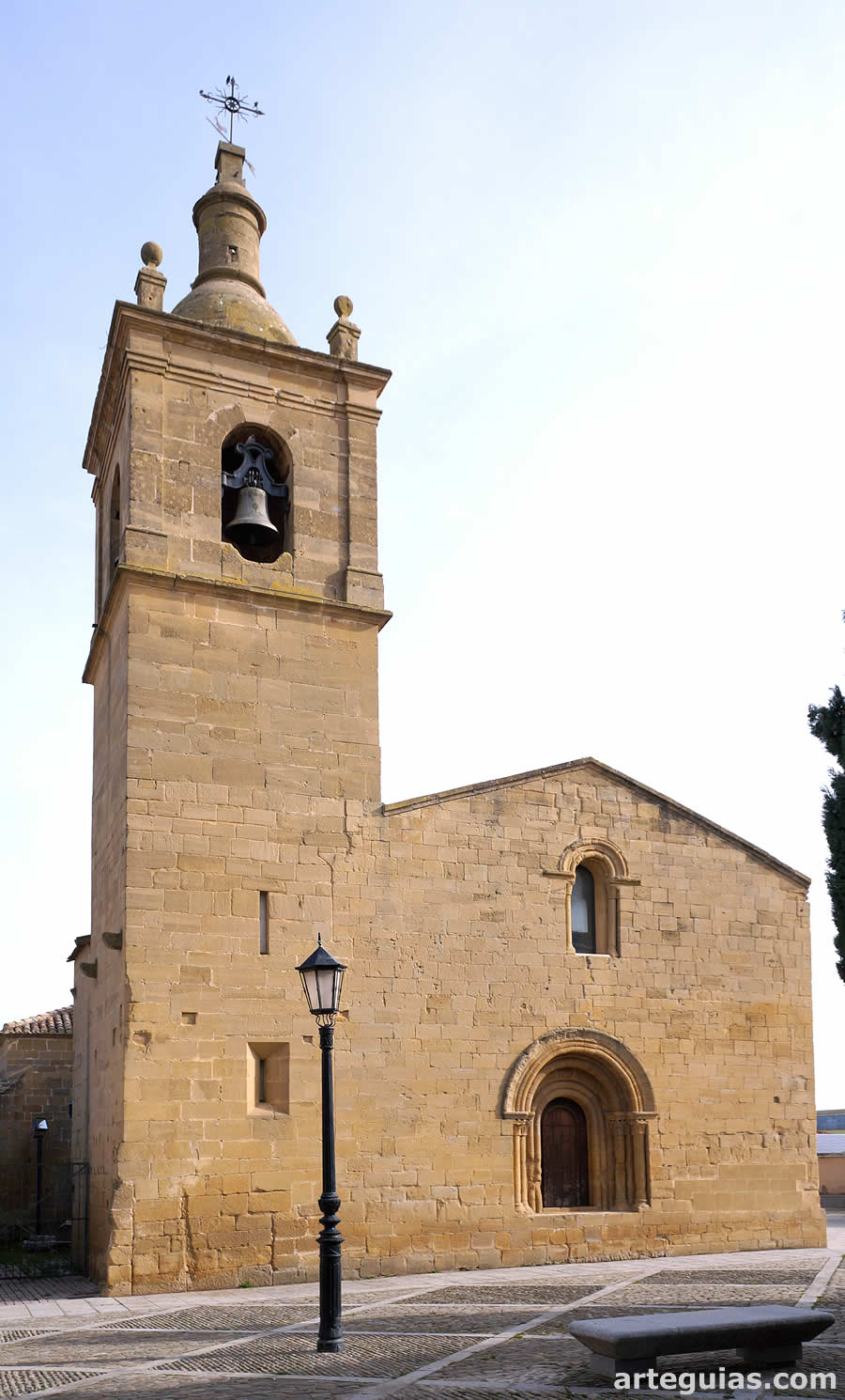 Iglesia de Tirgo, La Rioja desde el oeste