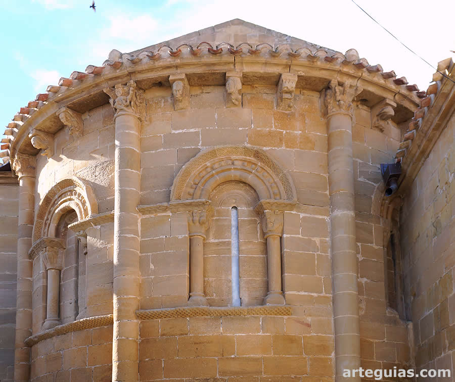 &Aacute;bside de la iglesia de Tirgo, La Rioja