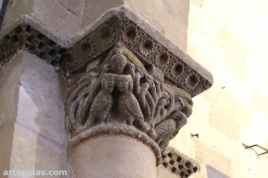 Capitel del arco triunfal de la iglesia de Tirgo