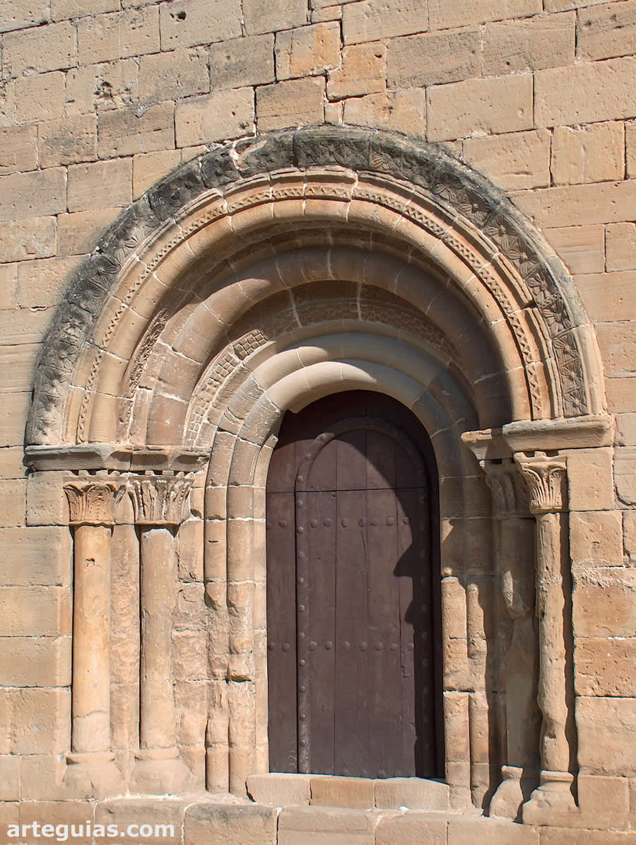 Puerta occidental de la iglesia de Tirgo