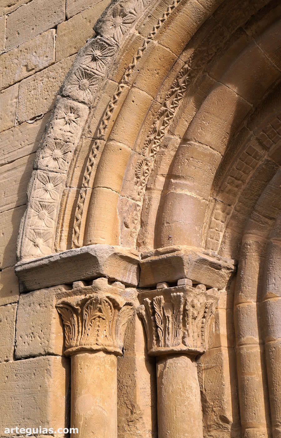 Detalle de sus columnas y arquivoltas