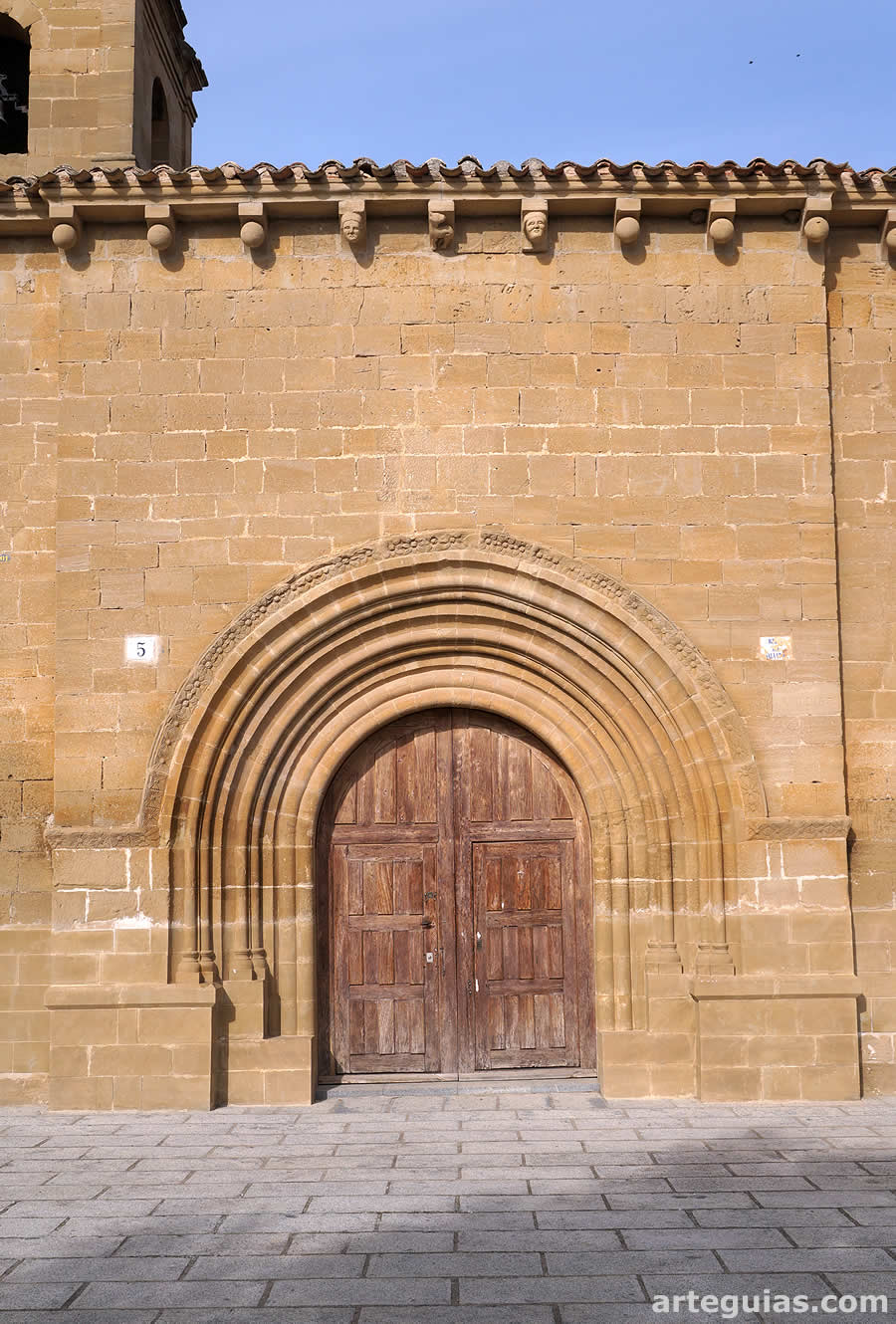 Puerta meridional inspirada en la de Santo Domingo de la Calzada