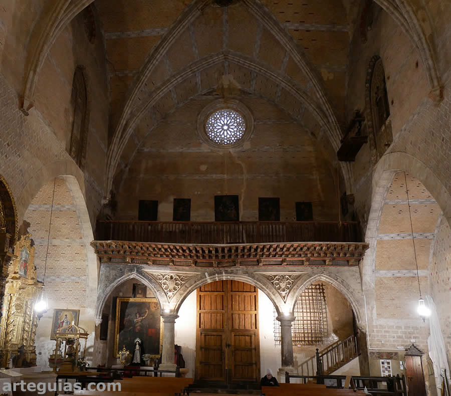 Nave de la iglesia vista desde la cabecera con el coro al fondo