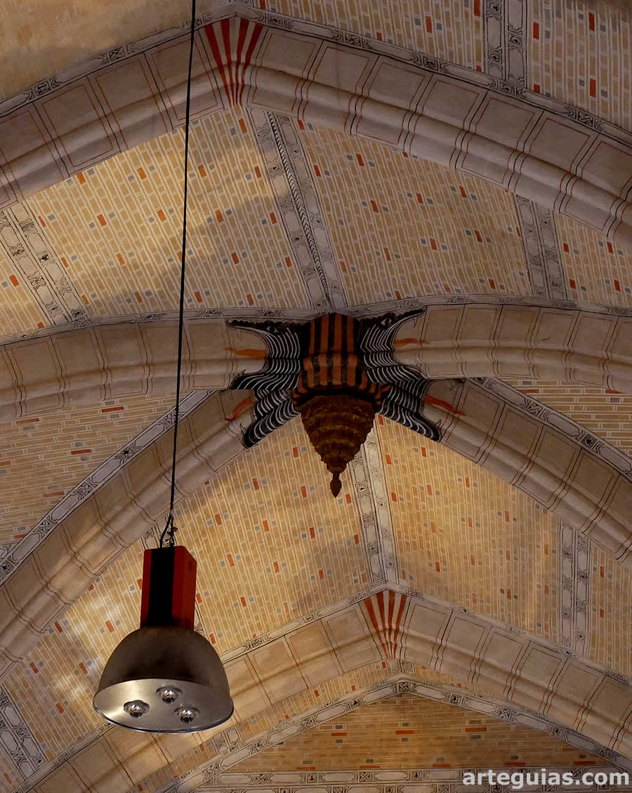 B&oacute;veda de crucer&iacute;a con pinturas de dragones y una clave de moc&aacute;rabes