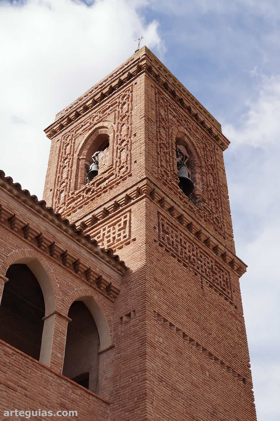 Torre campanario de la iglesia de Torralba con profusa decoraci&oacute;n de ladrillos en resalte